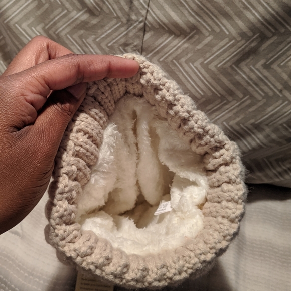 NWT Pom Pom Beanie - Picture 3 of 4